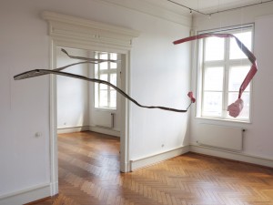 Exhibition-view-with-Flying-Fists-2014-resin-found-metal-230-x-200-x-170-cm-Pose-Poshly-Positures-Palais-fuer-aktuelle-Kunst-Kunstverein-Glueckstadt-2014