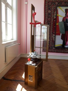 Exhibition-view-with-To-be-or-Nothung-to-be-2013-found-objects-196-x-42-x-48-cm-Palais-fuer-aktuelle-Kunst-Kunstverein-Glueckstadt-2014