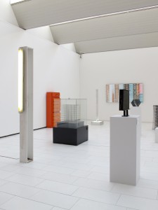 Highlight (from the 54 part series Das Prinzip Sockel), exhibition view, 2001:2002, plywood box, striplight, 231 x 120 x 145 cm, Extradosis, Kunsthalle zu Kiel, 2011