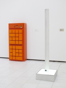Neo Quattro (from the 54 part series Das Prinzip Sockel), 2001:2002, lightbox, strip light cover, 173 x 45 x 50 cm, Extradosis, Kunsthalle zu Kiel, 2011