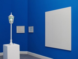 The Blues2, 2011, metal lantern, blue light bulb, 106 x 21 x 21 cm, Extradosis, Kunsthalle zu Kiel, 2011